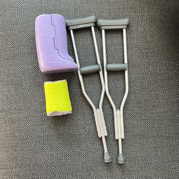 American Girl doll wheelchair with casts and crutches - Picture 2 of 8